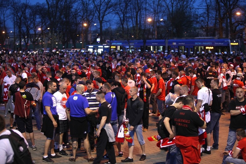 Przemarsz kibiców Widzewa przez Kraków [ZDJĘCIA,WIDEO]