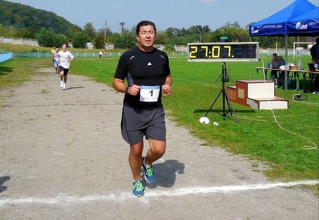 Poseł Cedzyński na mecie biegu w Nowinach