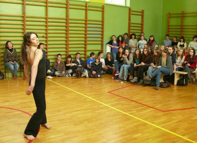 Francuska licealistka tańczy dla rówieśników ze Stalowej Woli.