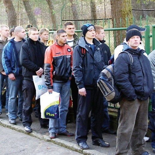 Tłum poborowych przed bramą Centrum Szkolenia Marynarki Wojennej w Ustce.