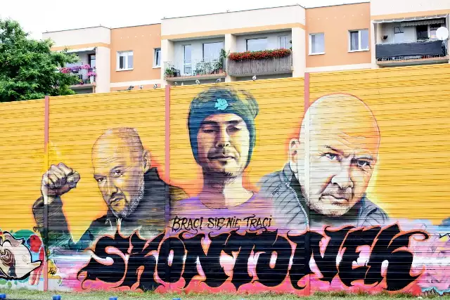 Nowe graffiti przy Trasie Północnej w Zielonej Górze przedstawia trzech braci...