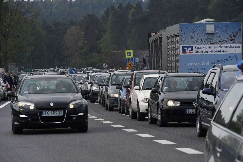 Gigantyczne korki na trasie krajowej numer 74 przy giełdzie Miedzianej Górze. Dlaczego policja nie kieruje ruchem? 