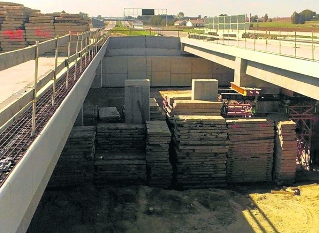 Na moście nad Szczeberką wykonawca ułożył m.in. betonowe płyty, by sprawdzić jakość konstrukcji.