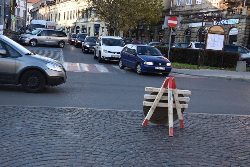 Tarnów. Droga przy Burku zamknięta dla ruchu. Samochody utknęły w korku [ZDJECIA]