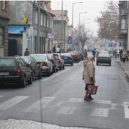Na lewym pasie początkowego odcinka ul. Wojska Polskiego jest parking. Ale miejsc jest mało, kierowcy i tak stawiają auta w miejscach niedozwolonych.