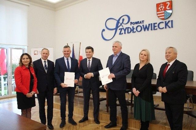 W Starostwie Powiatowym w Szydłowcu podpisano umowę na wykonanie dokumentacji pod rozbudowę drogi wojewódzkiej.