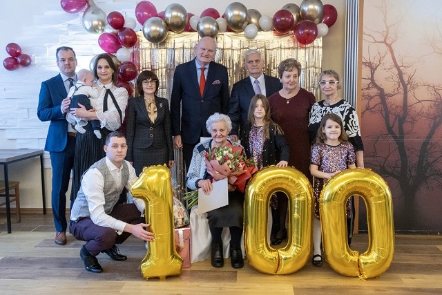 Setne urodziny pani Kazimiera Szarafińska świętowała podczas rodzinnej uroczystości w klubie "Kameleon" w Toruniu