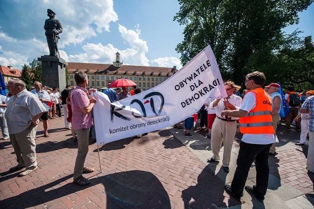 Koszaliński Komitet Obrony Demokracji zaprasza dziś o godzinie 18 na koszaliński Rynek Staromiejski do protestu przeciwko narastające agresji w polityce.