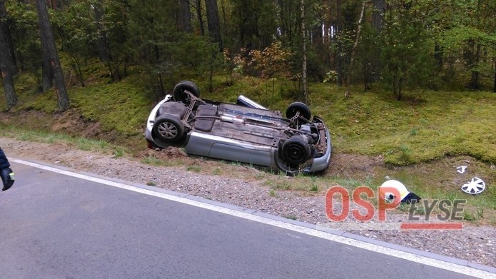 Wypadek w gminie Łyse. Kobieta dachowała [ZDJĘCIA]