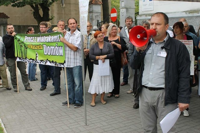 - Chcemy wprowadzenia miminalnych odległości, tak by turbiny nie stały bliżej niż 2 km od zabudowań - mówił Waldemar Kwiatkowski, jeden z organizatorów dzisiejszej pikiety.