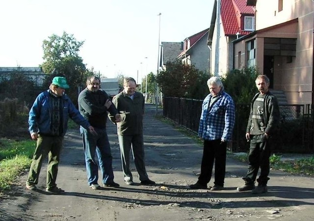 Rozgoryczeni mieszkańcy wskazują na pobliską ulicę Willową. - Tam drogę zrobiono szybko - mówią i ironicznie dodają: - Ale to pewnie dlatego, że obok stoi hala widowiskowo - sportowa i kiepska droga mogłaby drażnić oko burmistrza.