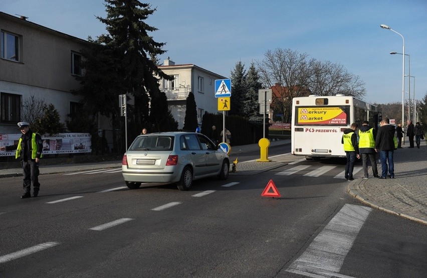 Policjanci zabezpieczyli ślady na miejscu wypadku i...