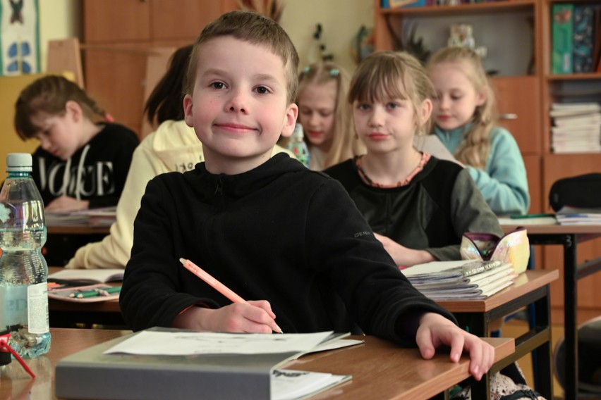Dzieci z Ukrainy w szkole w Dziebałtowie. Jak się uczą i integrują? Zobacz zdjęcia i film