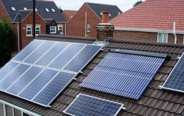Najwięcej wniosków o dofinansowanie w gminie Włoszczowa – 221 dotyczy budowy instalacji fotowoltaicznych do produkcji prądu z energii słonecznej.