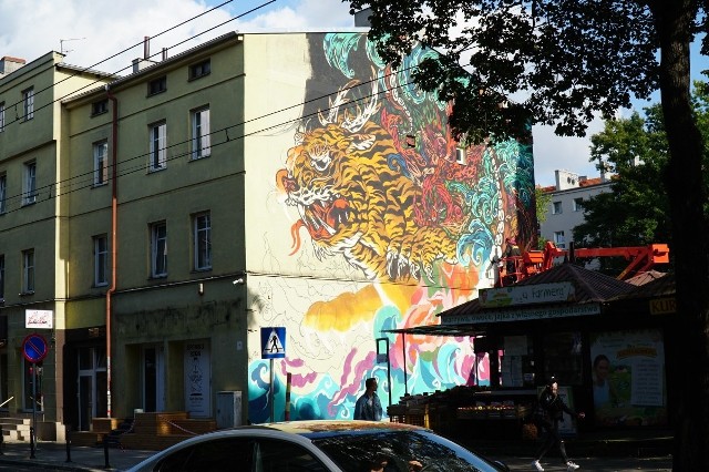 Na ścianie jednej z kamienic przy ul. Kraszewskiego na poznańskich Jeżycach powstał nowy mural przedstawiający ogromnego tygrysa. Powstanie malowidła o powierzchni 100 metrów kwadratowych to pomysł mieszczącej się tu restauracji Min's Table.Zobacz więcej zdjęć ---->