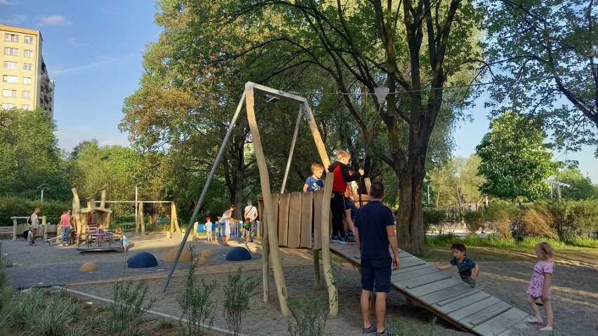 Kraków. Mnóstwo rodziców z dziećmi na zamkniętym placu zabaw w Parku Zaczarowanej Dorożki. Kiedy ZZM go odbierze?