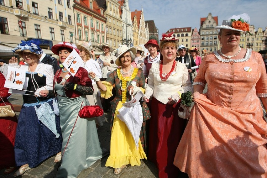 Marsz Kapeluszy we Wrocławiu. Seniorzy pobili rekord Guinessa (ZDJĘCIA, FILM)