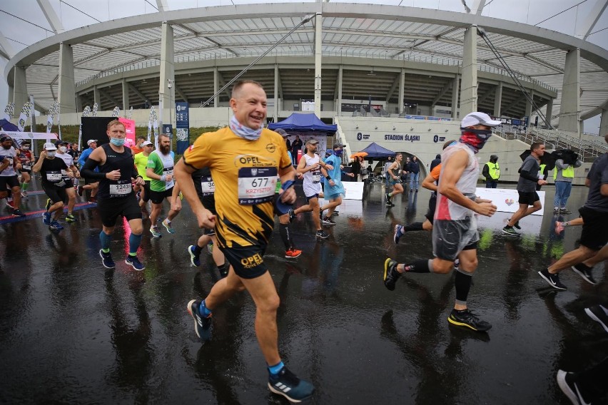 Biegacze na trasę Silesia Marathonu wyruszyli spod Stadionu...