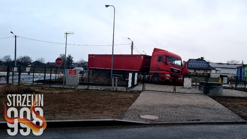 Wypadek w Strzelinie. Zderzenie ciężarówki i auta osobowego, policja ustala przyczyny