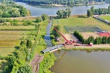 Rozpoczął się montaż kładki nad rzeką w Siemiatyczach. Połączy dwie strony zalewu