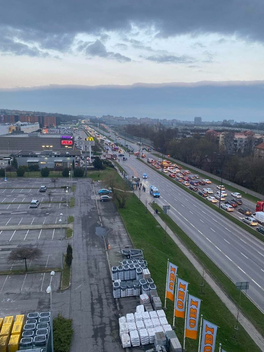 Kraków. Radiowóz policyjny zderzył się z dwoma autami osobowymi, w tym z taksówką. Policjanci w szpitalu