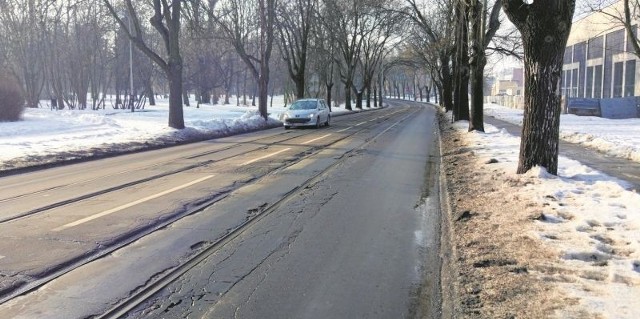 Torowisko na ul. Dąbrowskiego jest w fatalnym stanie.