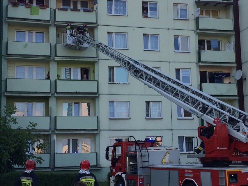 Strażacy wraz z policją weszli przez balkon do mieszkania przy ul. Zielonogórskiej w Sosnowcu