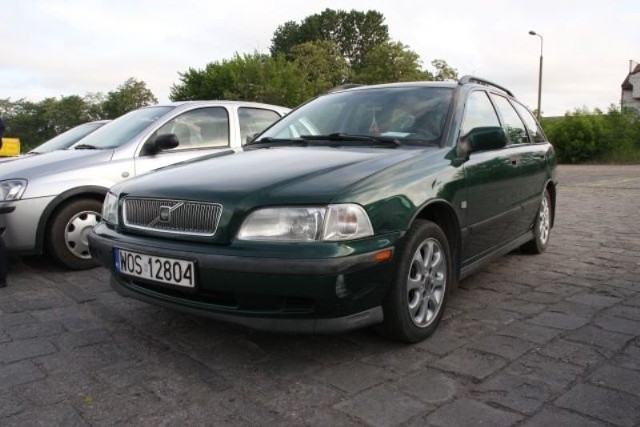 Volvo V40, 1998 r., 1,9 TD, tempomat, ABS, centralny zamek, elektryczne szyby i lusterka, klimatyzacja, 4 tys. 300 zł;