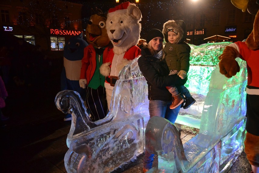 Rybnik: Rzeźbienie w lodzie i świąteczna atmosfera