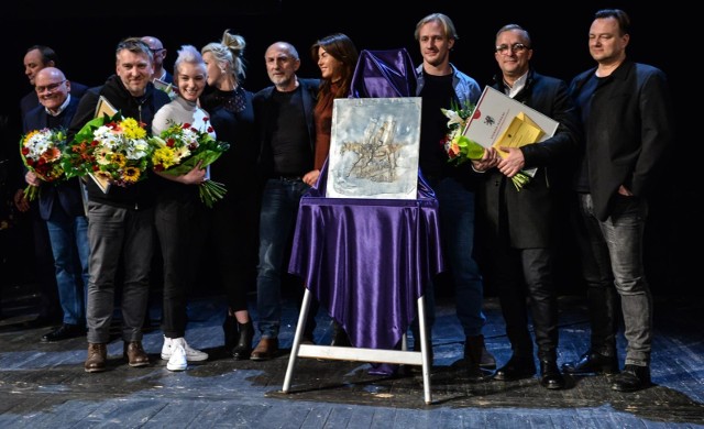 W poniedziałek, 19 marca 2018 r., podczas uroczystej gali w Teatrze Wybrzeże wręczono Nagrody Teatralne Miasta Gdańska, Nagrody Prezydenta Miasta Gdańska w Dziedzinie Kultury oraz Nagrody Marszałka Województwa Pomorskiego.
