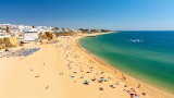Nawet 160 tys. zł mandatu za słuchanie muzyki na plaży. Nowe przepisy wywołały poruszenie w Portugalii. O co dokładnie chodzi?