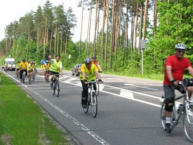 Duża grupa członków sekcji rowerowo-turystycznej uczestniczy w pielgrzymkach rowerowych.