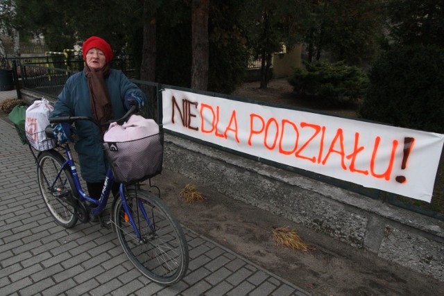 We wszystkich wsiach gminy pojawiły się w weekend transparenty przeciwko podziałowi gminy. - A niech se te Opole wsadzą - mówi dosadnie Magdalena Rusek z Dobrzenia Małego.