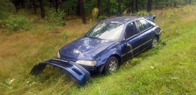 Samochód wypadł z drogi i koziołkował na trasie z Nowogrodu Bobrzańskiego.