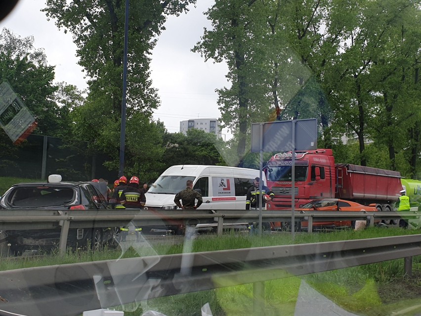 Kraków. Wypadek na Opolskiej, duże utrudnienia w ruchu [KRÓTKO]