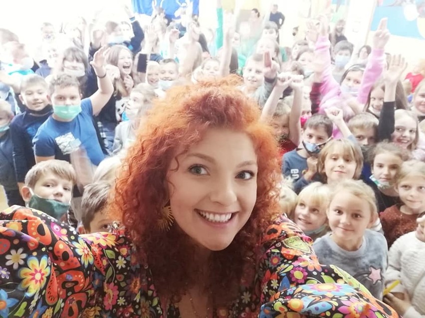 Paula Curly - Kucharska z uczniami szkoły.