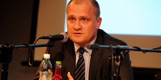 Piotr Krzystek podczas debaty kandydatów na prezydenta Szczecina w studiu Radia Szczecin.