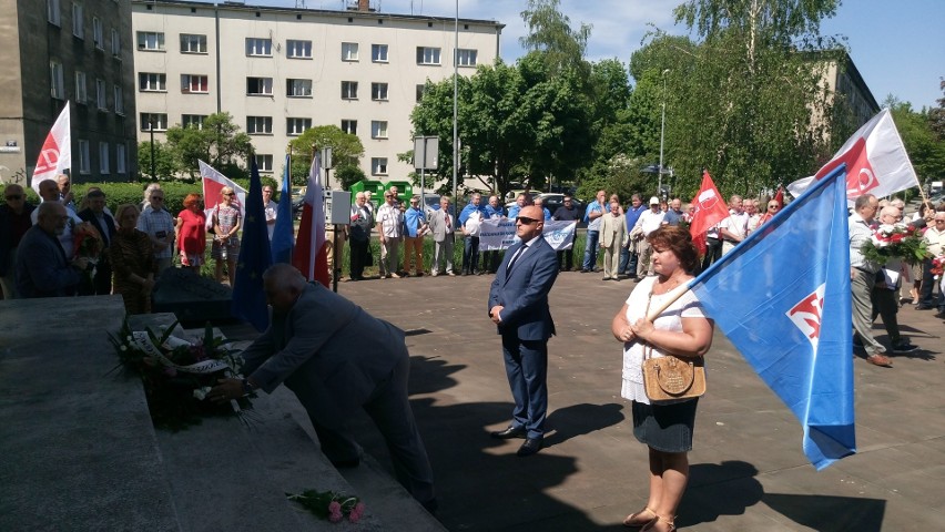 Święto 1 Maja w Krakowie. Domagają się skrócenia pracy do 35 godzin w tygodniu [ZDJĘCIA, WIDEO]