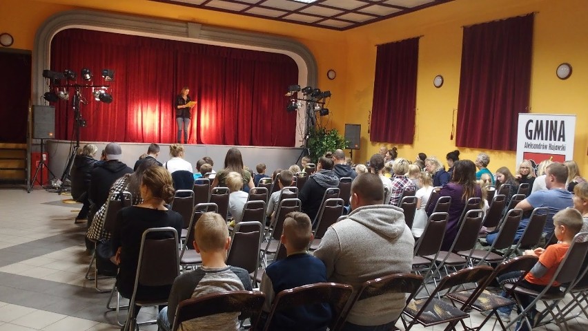 Toruński teatr odwiedził bibliotekę w Służewie [zdjęcia]