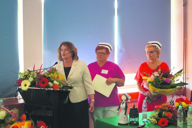Jadwiga Makuch (w środku) została laureatką tytułu Pielęgniarka/Położna Roku w powiecie pińczowskim w akcji Hipokrates 2018.
