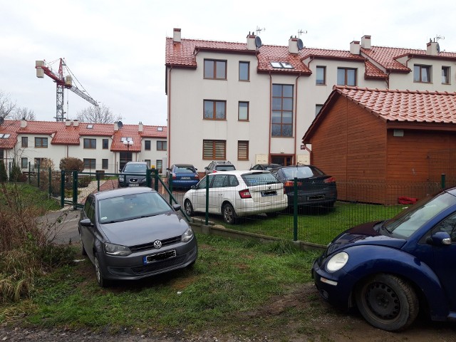Ulica Jaworowa na osiedlu Bogucice w Wieliczce. Bloki powstają w bezpośrednim sąsiedztwie domów jednorodzinnych. Brakuje parkingów, odpowiednich dróg i innej infrastruktury, która powinna być wymagana w miejscach prowadzenia tego typu inwestycji
