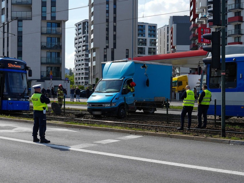 Kraków. Tramwaj zderzył się z samochodem ciężarowym na ul. Mogilskiej. Kierowca był pijany