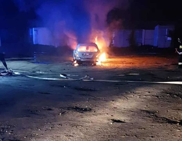 Do pożaru mercedesa doszło w czwartek, 10 października na parkingu przy bazarze w Łęknicy. Przyczynę pożaru będzie wyjaśniać policja.Nocą straż pożarna dostała zgłoszenie pożaru bazaru w Łęknicy. Na miejsce natychmiast przyjechało kilka strażackich jednostek. Na miejscu okazało się, że płonie samochód na parkingu przy bazarze. Mercedesa był już cały w ogniu. Strażacy OSP Łęknica szybko opanowali pożar. Niestety samochód spłonął doszczętnie. Przyczynę pożaru ustalać będzie policja.Zobacz też wideo: Policjanci zatrzymali osoby, podejrzane o oszukiwanie starszych osób metodą „na policjanta”.