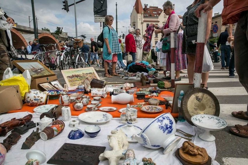 Kraków. Targ Staroci pod Halą Targową tętni życiem [ZDJĘCIA]