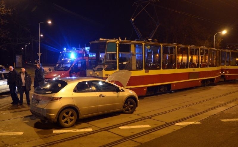 Wypadek na Zgierskiej. Ciężarna kierująca hondą civic zderzyła się z tramwajem