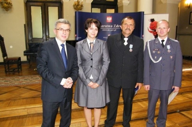 Marek Haber, wiceminister zdrowia, Agnieszka Beniuk-Patoła, dyrektor Narodowego Centrum Krwi oraz nagrodzeni Marek Nowacki i Mariusz Jabłoński.