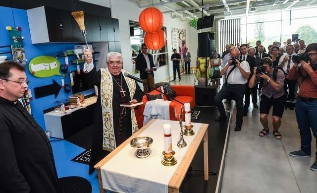 Wczoraj sklep IKEA „zwiedzić” mogli zaproszeni goście (na zdjęciu bp Jan Tyrawa podczas święcenia marketu). Od dziś czeka na klientów z całego województwa. Ci szykują się na zakupy, licząc na promocje i atrakcje z okazji otwarcia marketu