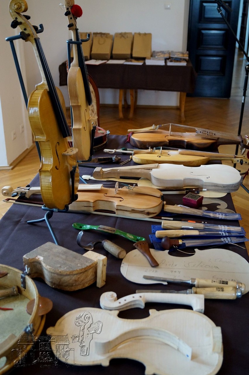 Szydłowiec. Młodzi lutnicy z klas stolarskich zbudowali skrzypce i pokazali je w muzeum