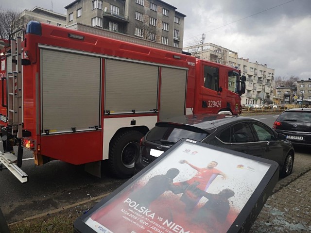 Katowice: reklama uszkodziła samochód zaparkowany przy Korfantego. Od rana w Katowiocach wieje porywisty wiatr