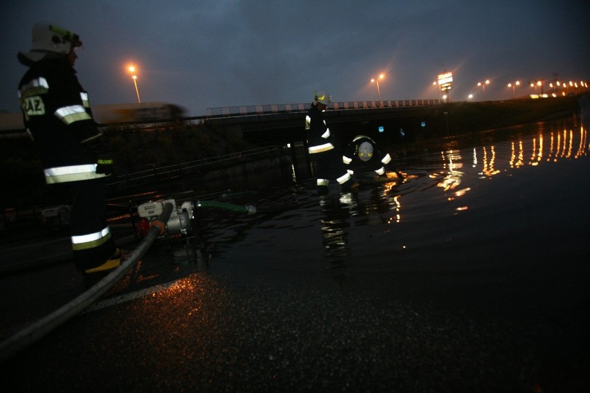Burza w Katowicach - zalana droga przy IKEI